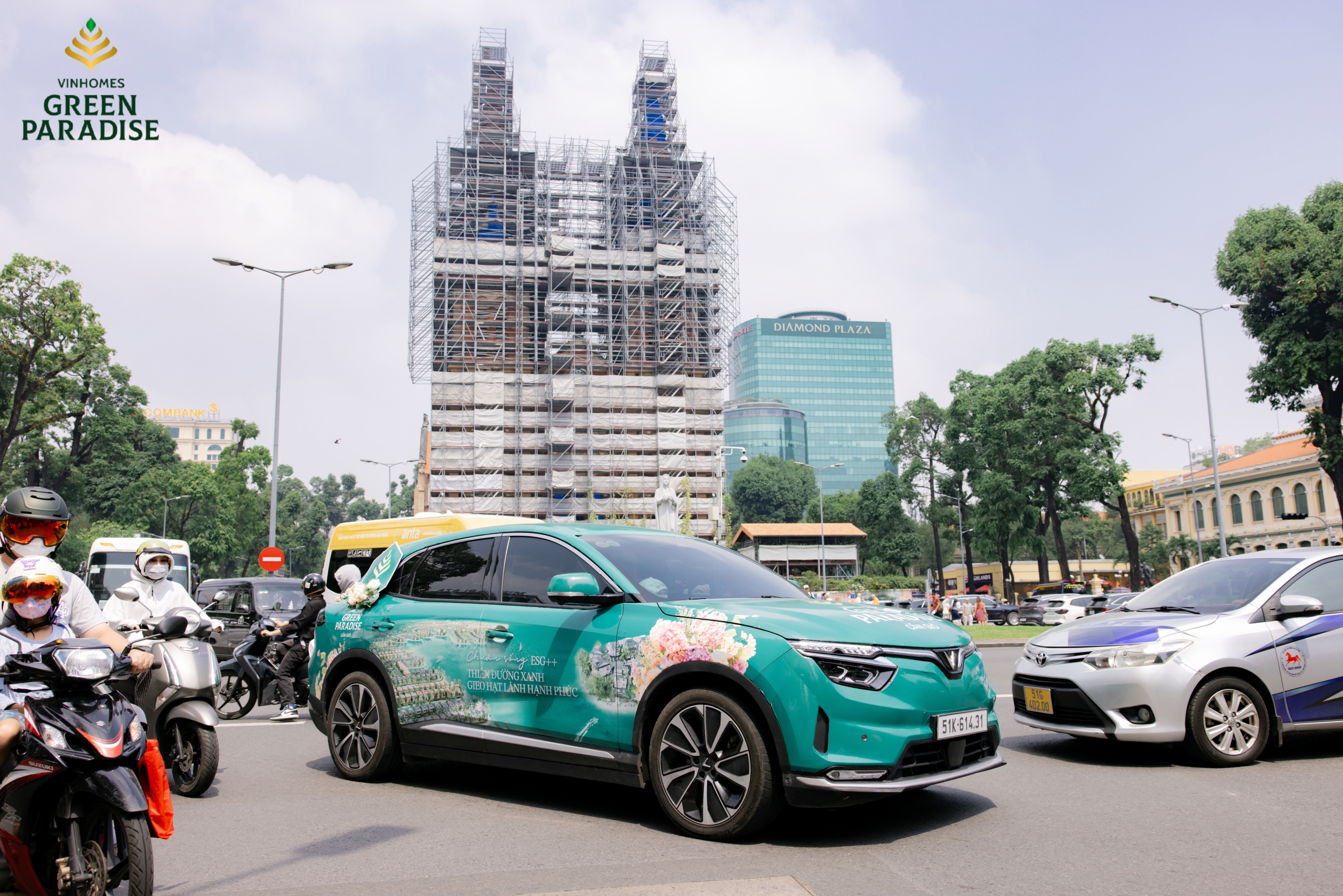 Hình ảnh đoàn xe Roadshow di chuyển qua các tuyến đường tại TPHCM sáng ngày 8/3/2026