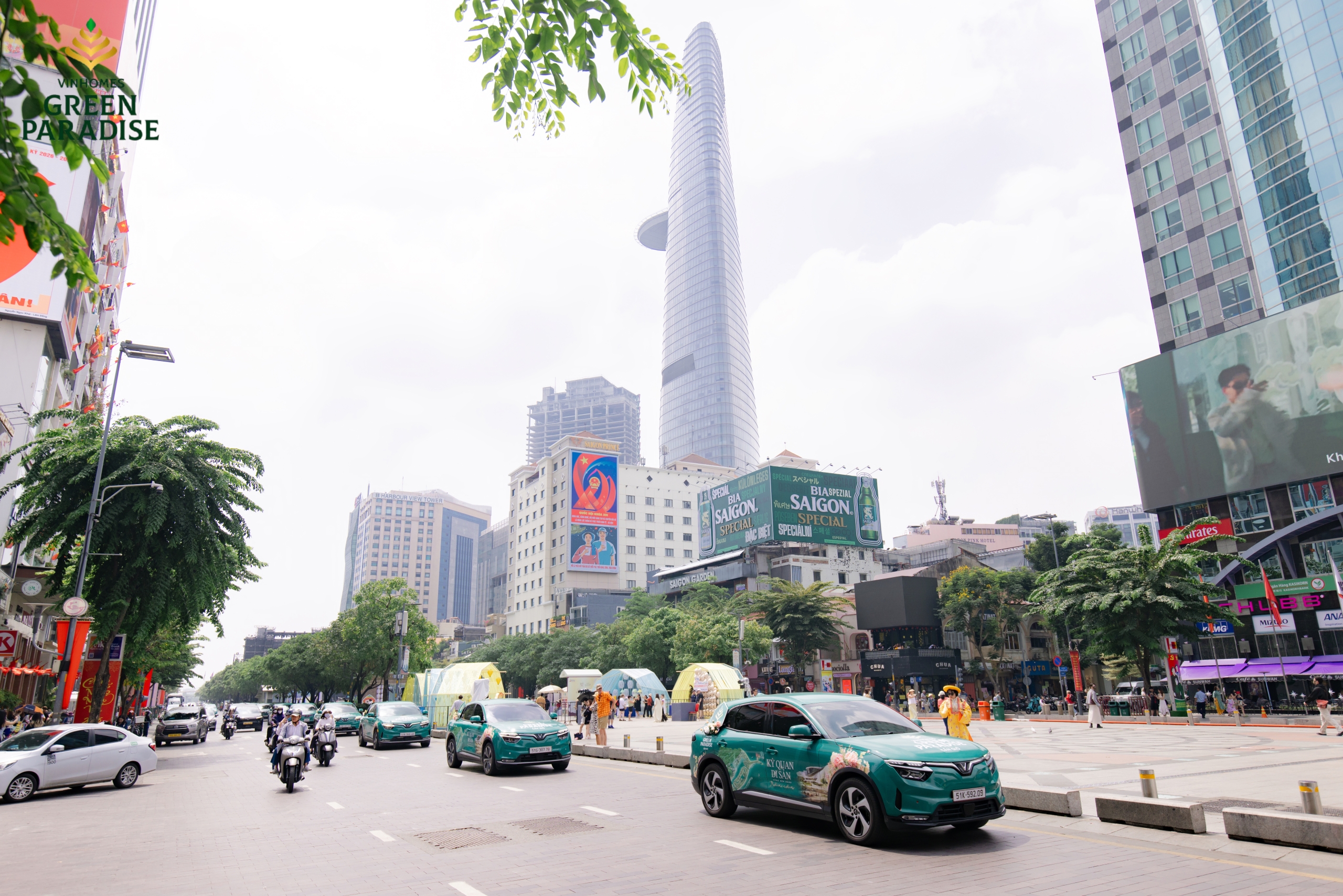 Hình ảnh đoàn xe Roadshow di chuyển qua các tuyến đường tại TPHCM sáng ngày 8/3/2026